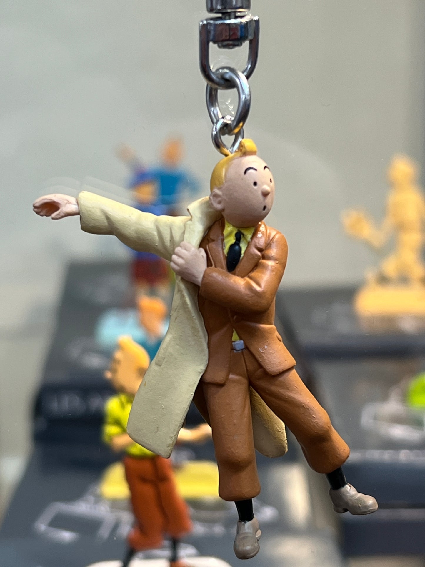 Tintin Puts On Trench Coat Keychain 5.5cm Ref. 42790